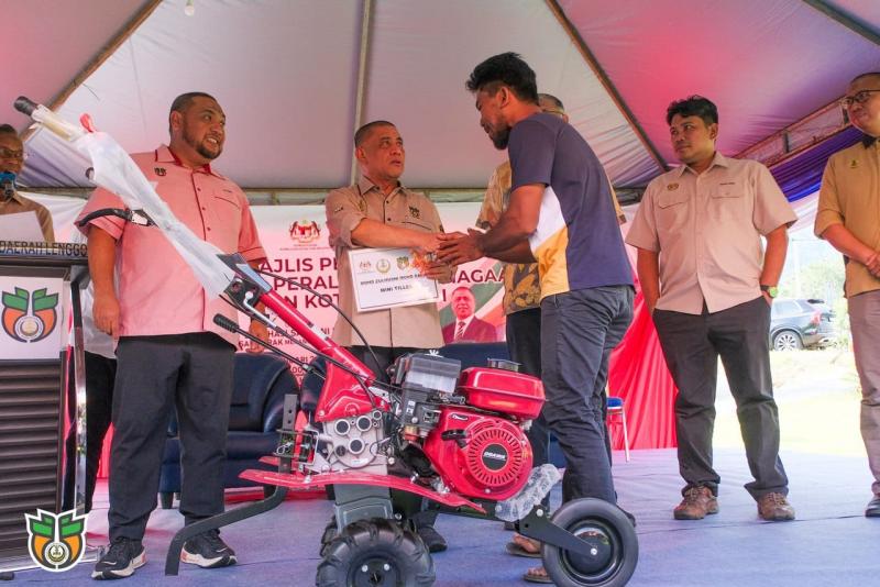 Majlis Penyerahan Program Bantuan Usahawan Kampung Di Bawah PROSPEK