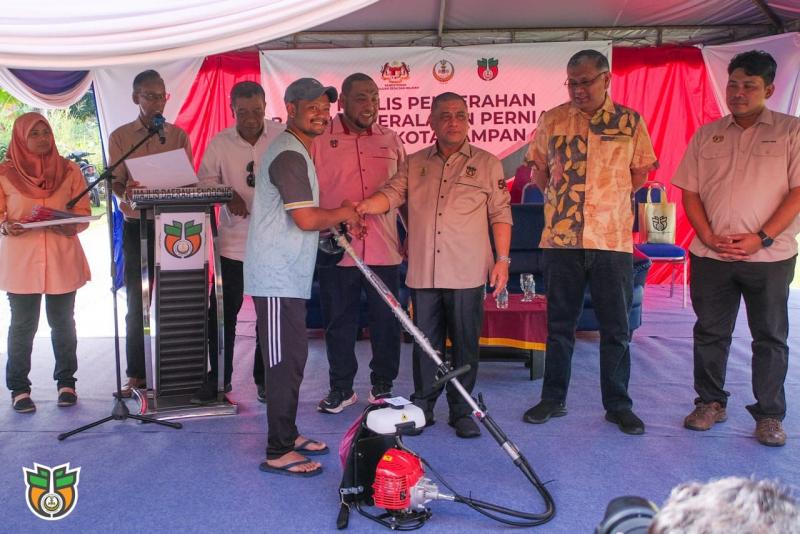 Majlis Penyerahan Program Bantuan Usahawan Kampung Di Bawah PROSPEK
